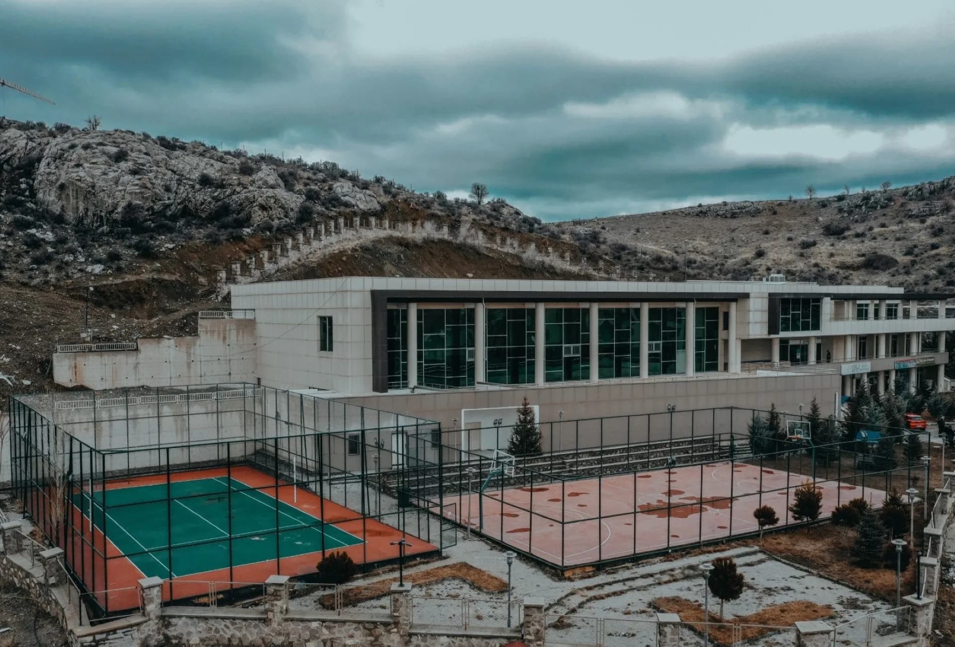 Açık spor sahaları ve tenis kortu