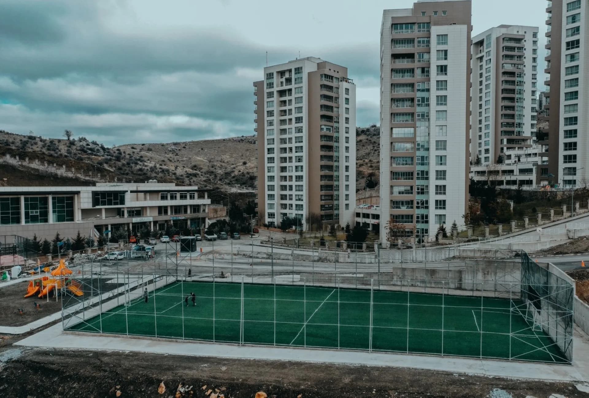 Futbol, Basketbol ve Tenis Sahaları