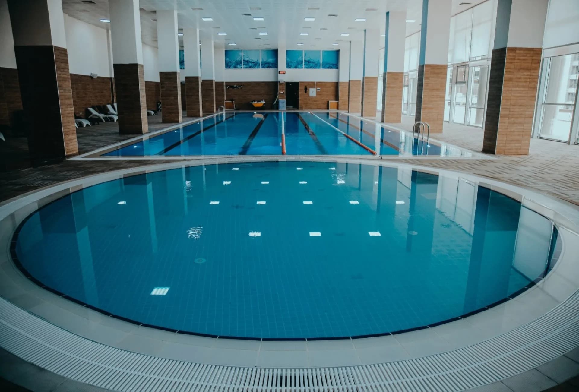 Yarı olimpik yüzme havuzu ve dinlenme alanı